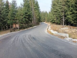 A fost asfaltat sectorul de drum județean dintre Băișoara și pârtia de schi Buscat